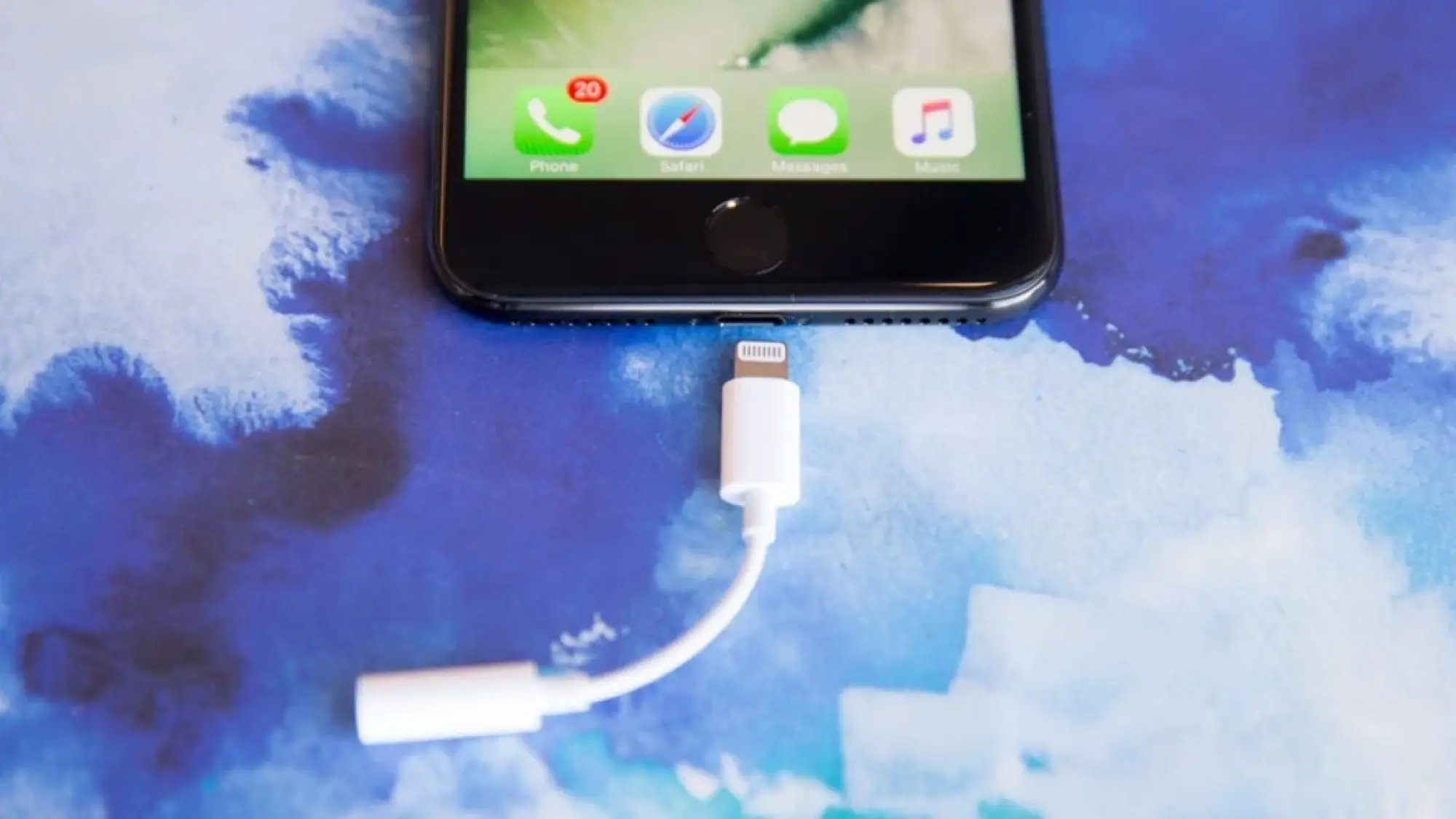 iPhone avec dongle de prise casque