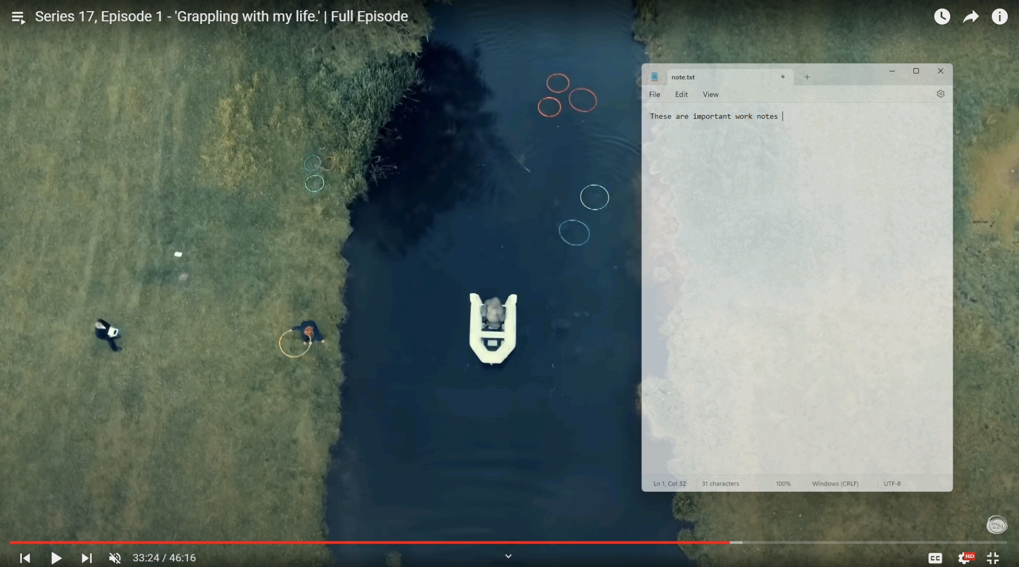 Une vue aérienne d'un gorille dans un bateau sur une rivière anglaise est montrée — un extrait de la saison actuelle de Taskmaster. Une fenêtre de Bloc-notes transparente, visible au-dessus, indique 'ces notes de travail sont importantes'.