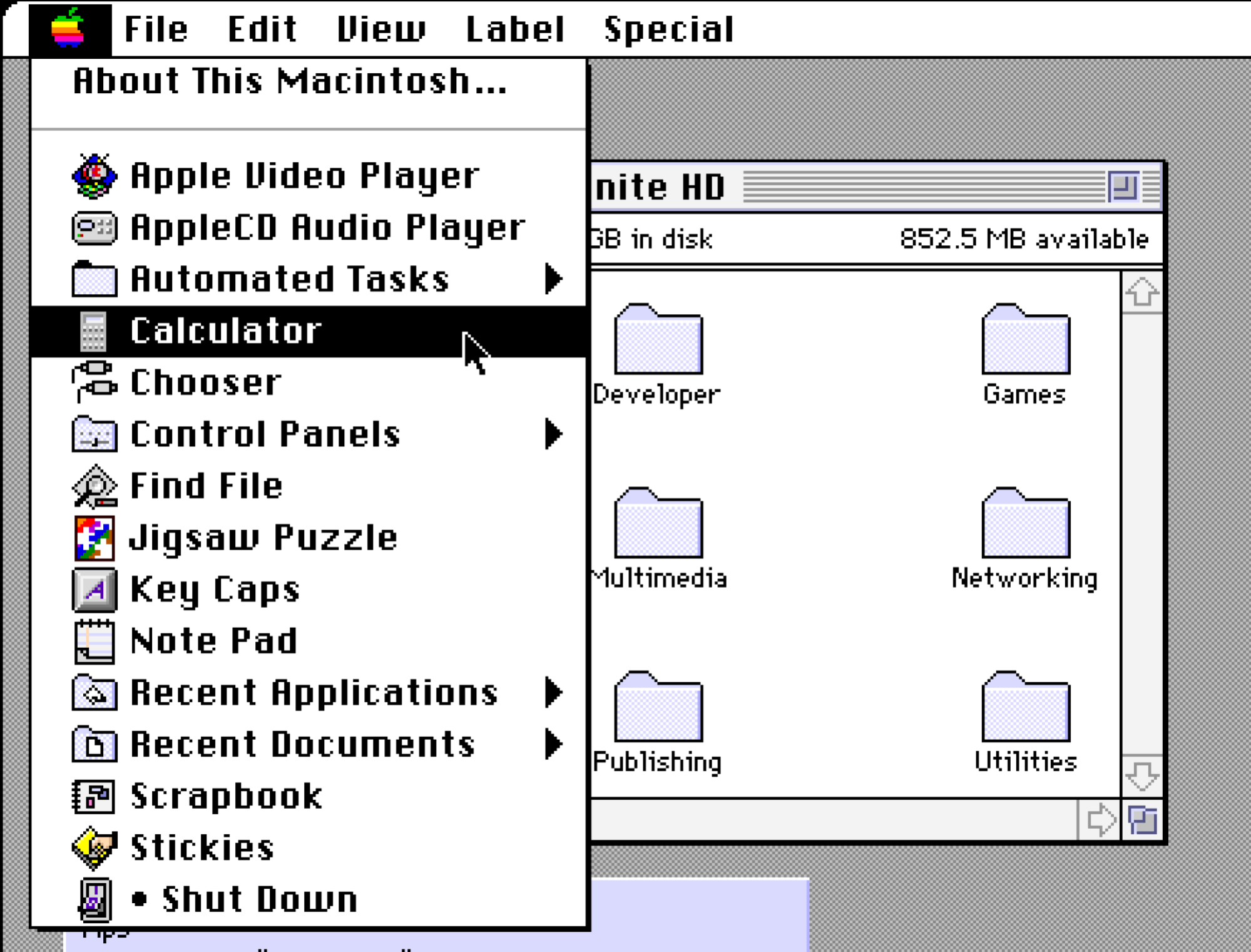 Une capture d'écran du menu Apple de Mac OS classique, qui inclut une liste d'applications à lancer.