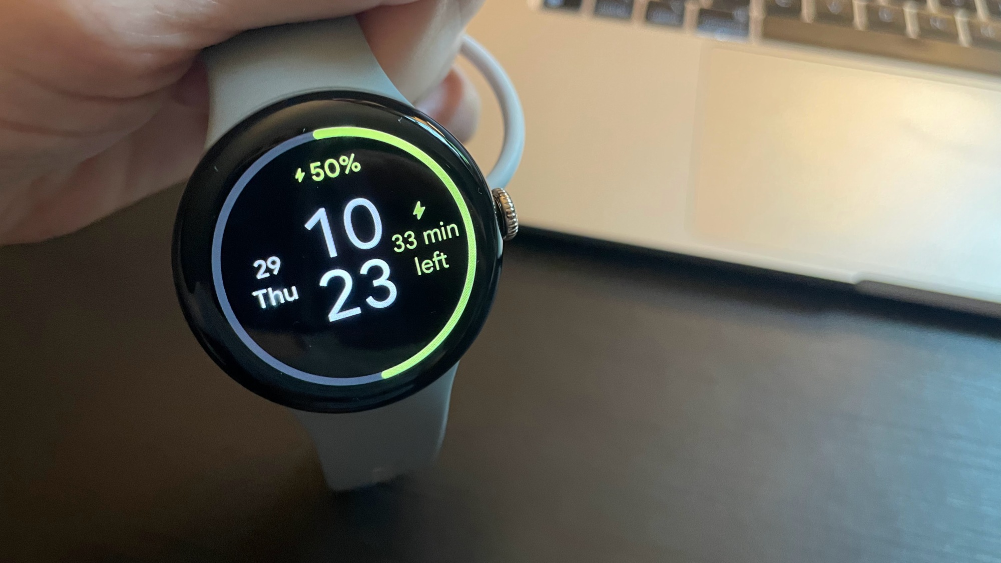 La Pixel Watch 3 en charge (33 minutes restantes à 50 %)