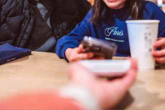 Les enfants utilisent le paiement sans contact sur Android.