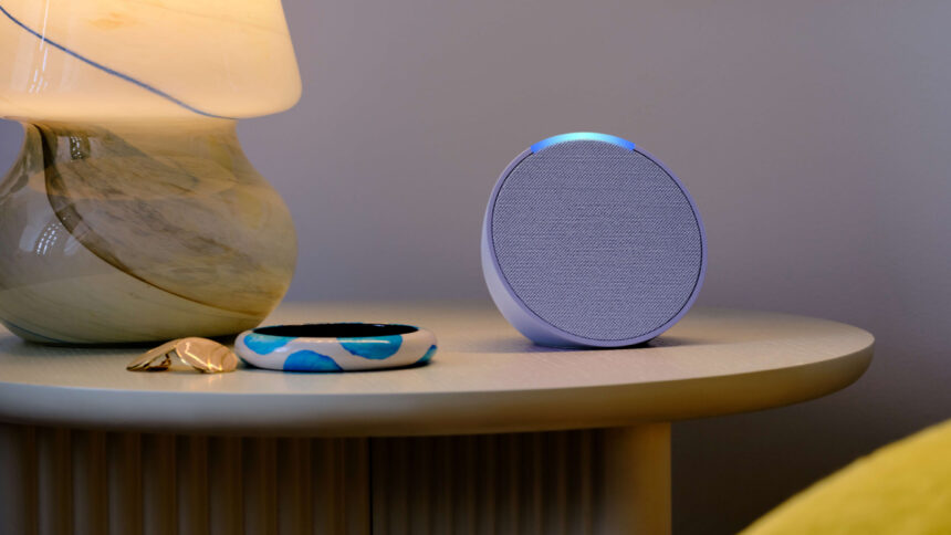 Configurez votre haut-parleur intelligent pour vous alerter en cas de détecteurs de fumée et de monoxyde de carbone.