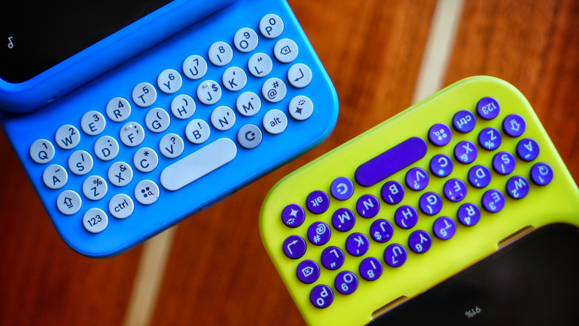 Vue rapprochée de deux claviers Clicks. L'un est bleu et l'autre est jaune.
