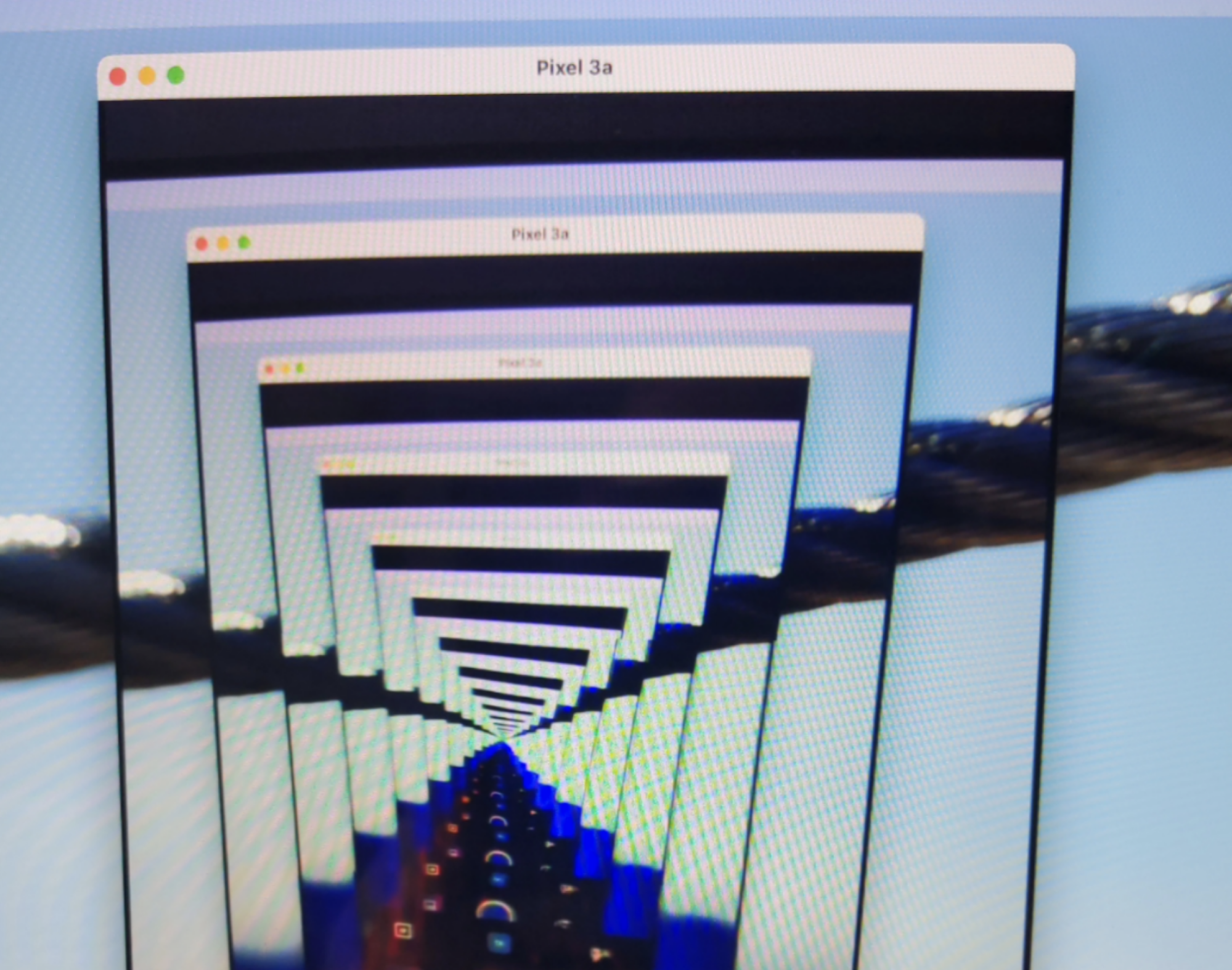 J'ai pointé l'application appareil photo Android vers mon ordinateur pendant que l'application s'ouvre, créant un tunnel sans fin semblable à celui que l'on obtient lorsque deux miroirs sont pointés l'un vers l'autre.