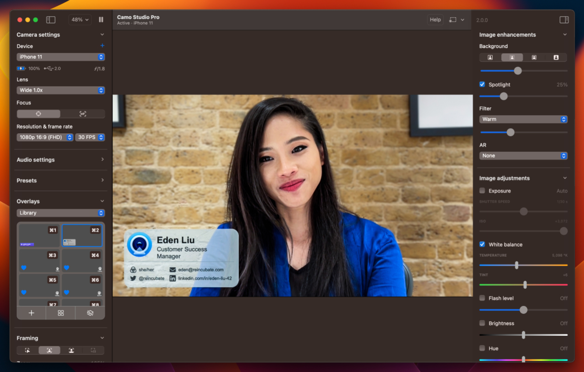 L'application Camo en cours d'exécution sur un Mac. Au centre, une femme dans le cadre avec un mur en briques en arrière-plan. Les panneaux gauche et droit sont remplis de paramètres vidéo.