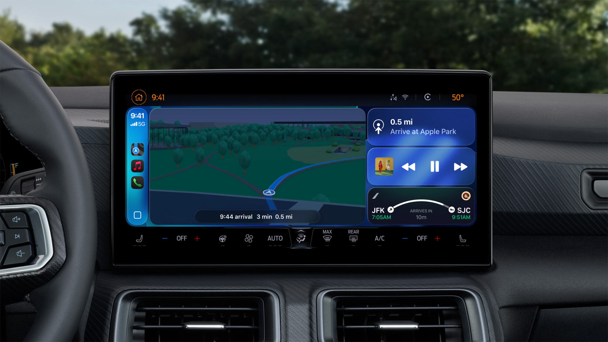 Une unité principale de voiture avec des instructions de navigation à gauche et des activités en direct à droite.